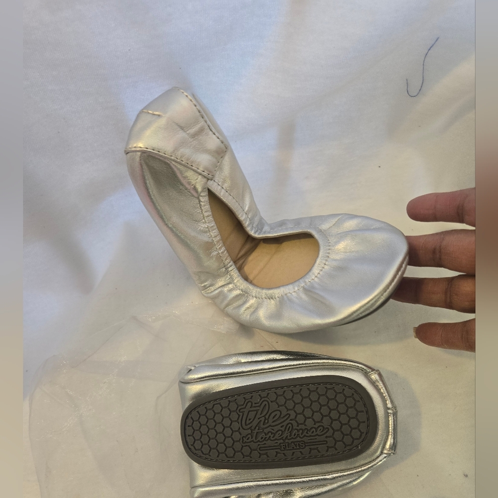 The STOREHOUSE Flats Silver Color  Size 5